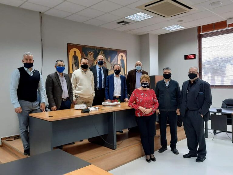 Κόπηκε η Πρωτοχρονιάτικη πίτα στο δημαρχείο Ραφήνας κεκλεισμένων των θυρών