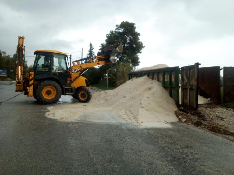 Αλάτι στο Ντράφι από τον δήμο Ραφήνας-Πικερμίου ενόψει ενδεχόμενης χιονόπτωσης(φωτο)