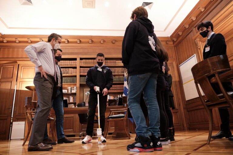 Συνάντηση Κυριάκου Μητσοτάκη με τους χρυσούς ολυμπιονίκες της Διεθνούς Ολυμπιάδας Ρομποτικής(φωτο-βίντεο)