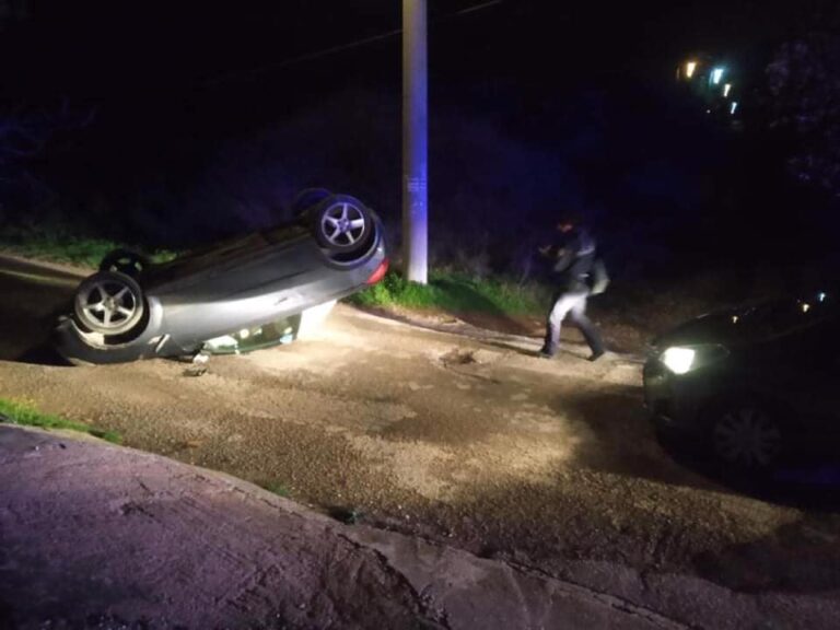 Ανετράπη αυτοκίνητο στην Αρτέμιδα μετά από πρόσκρουση σε μάντρα-Τραυματίστηκε η οδηγός