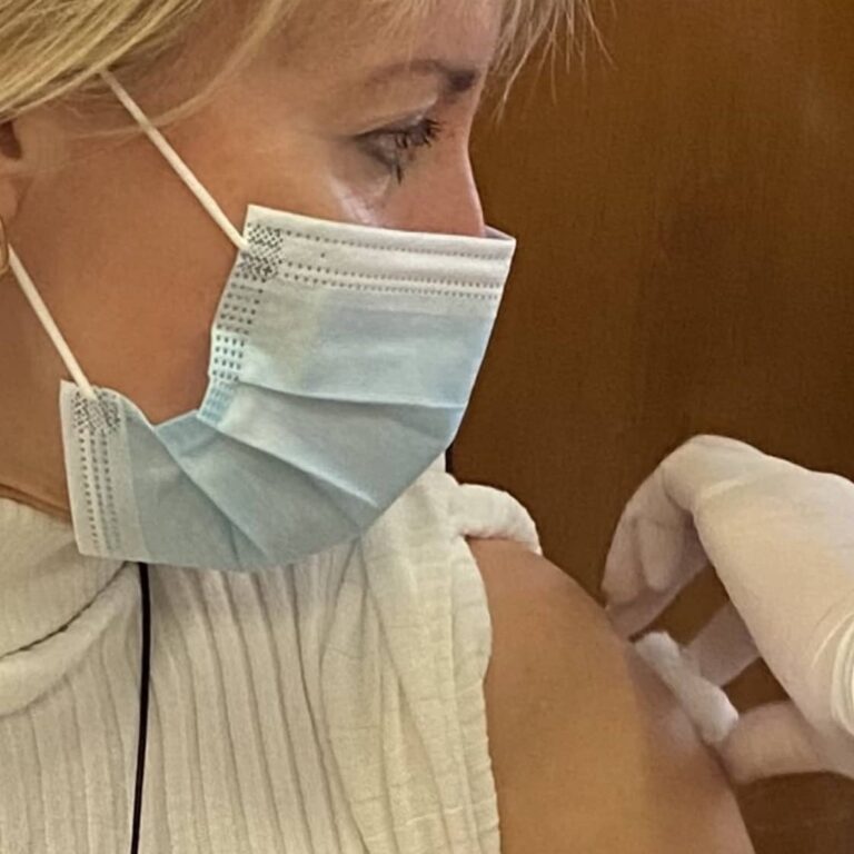 Εμβολιάστηκε και η Νατάσα Παζαϊτη-Καραμανλή