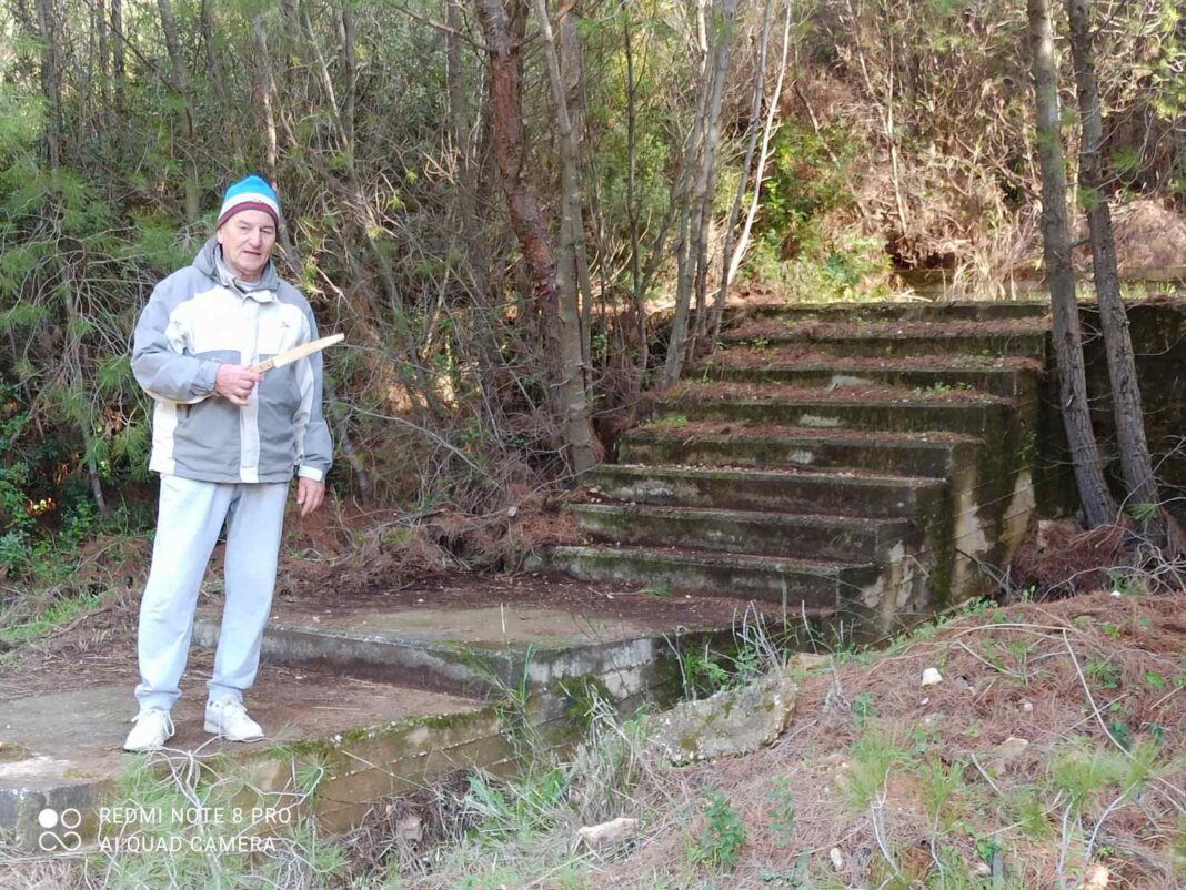 Ο Άγγελος Χοβαρδάς καθαρίζει τους πεζόδρομους της Διώνης(πριν και μετά)