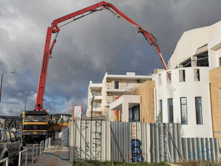 Πέφτουν τα μπετά στο νέο Αμφιθέατρο της Ραφήνας!(φωτο)