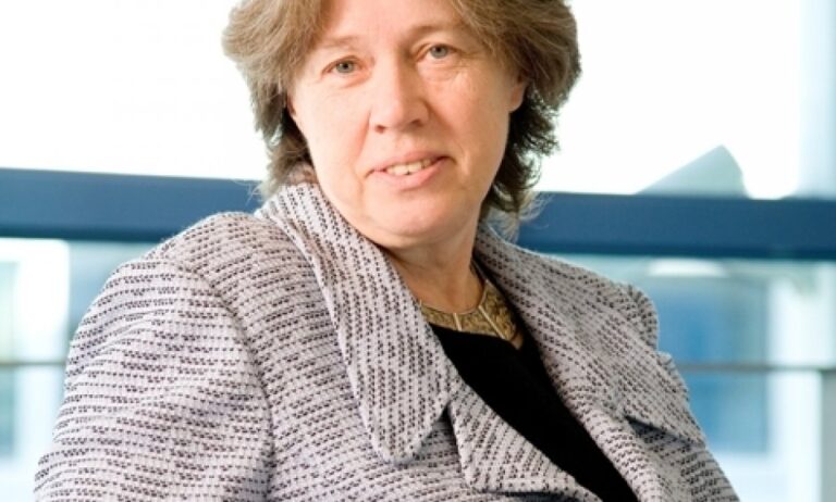 Αθηνά Λινού: Το υπουργείο να χρησιμοποιήσει τις Εκκλησίες ως τάξεις για τους μαθητές