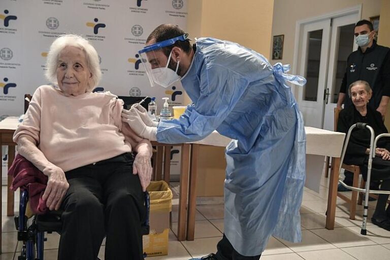 Ξεκινάνε οι εμβολιασμοί για τους άνω των 85 ετών: Ποιά είναι η διαδικασία