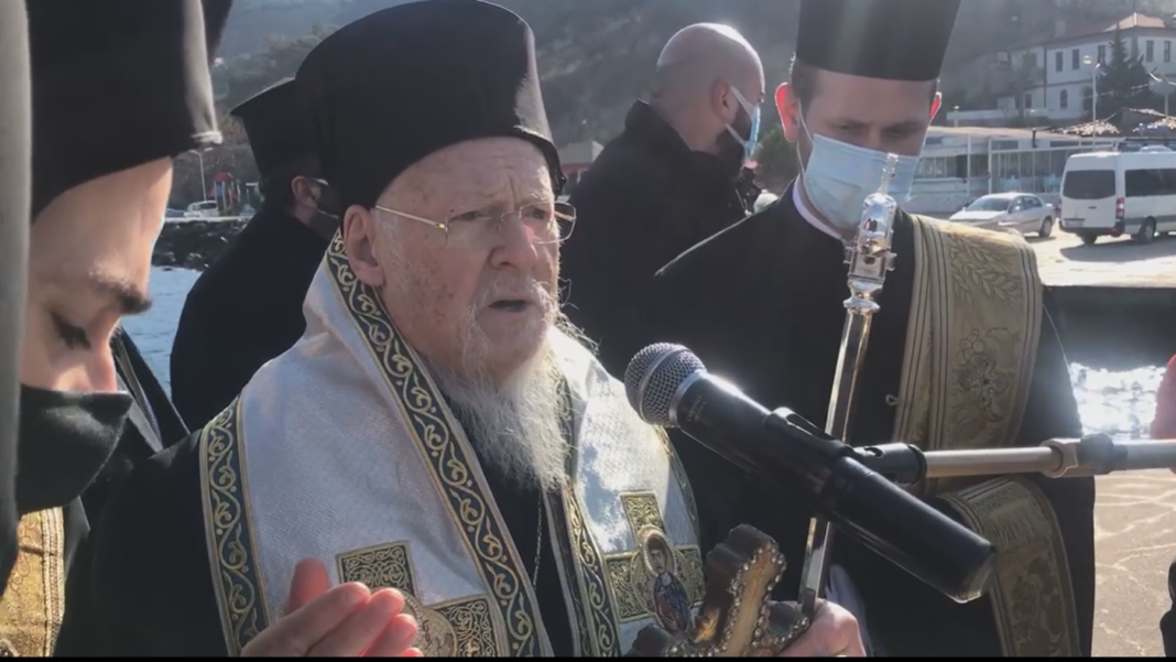 Τελετή Κατάδυσης Τιμίου Σταυρού και Αγιασμού των Υδάτων στην Τρίγλια με το Ιουλιανό ημερολόγιο (βίντεο)