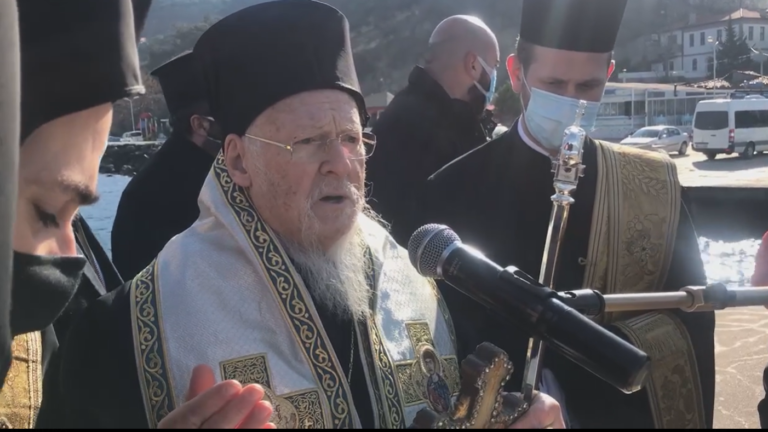 Τελετή Κατάδυσης Τιμίου Σταυρού και Αγιασμού των Υδάτων στην Τρίγλια με το Ιουλιανό ημερολόγιο (βίντεο)