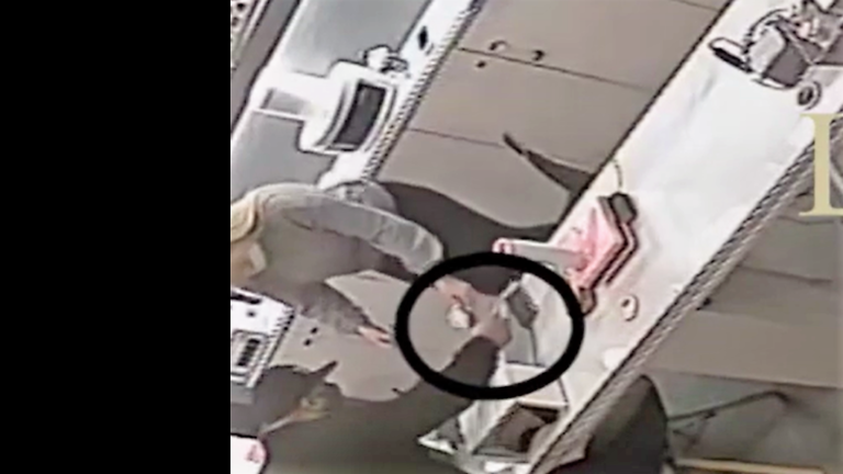 Πως κλέβουν το κινητό με ένα κομμάτι χαρτί(βίντεο)