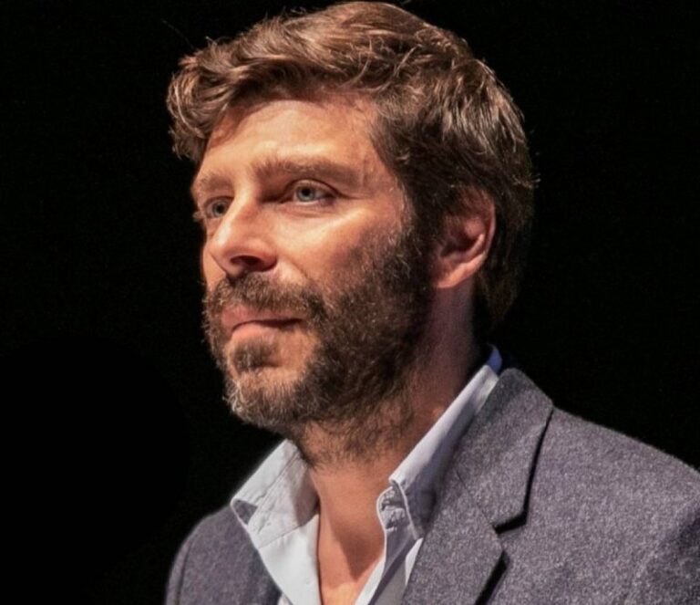 Νικόλας Γιατρομανωλάκης: Ο πρώτος ανοιχτά γκέι υπουργός της Ελλάδας