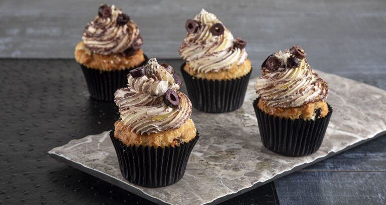Η συνταγή της ημέρας: Muffins με φέτα και πάστα ελιάς