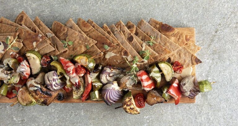 Η συνταγή της ημέρας: Πίτες ολικής με σουβλάκι λαχανικών