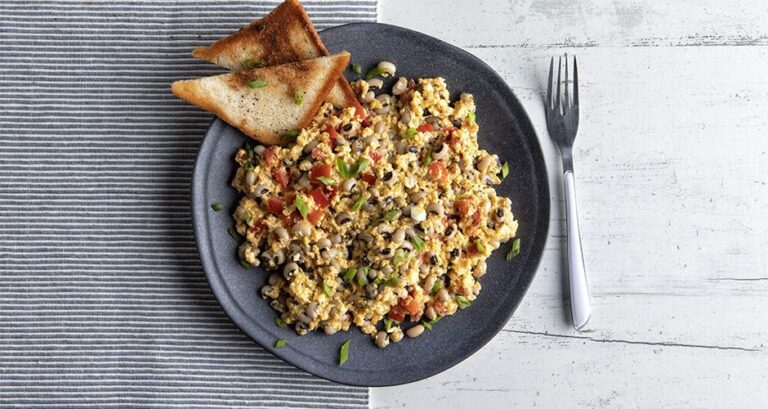 Η συνταγή της ημέρας: Scrambled eggs με μαυρομάτικα φασόλια