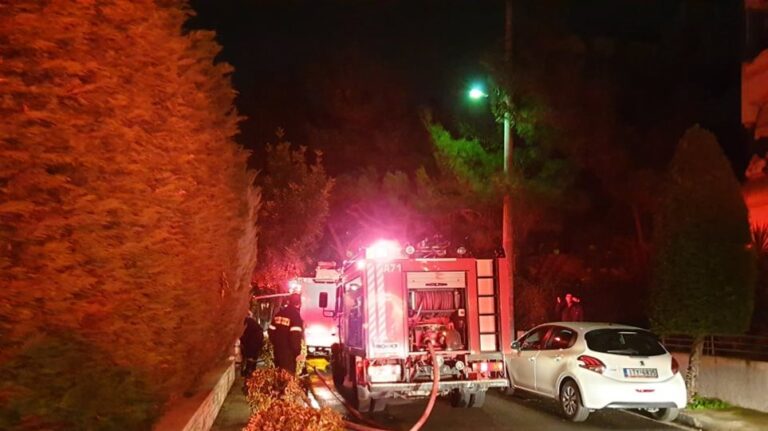 Φωτιά σε γκαράζ πολυκατοικίας στα Βριλήσια – Ξεκίνησε από βραχυκύκλωμα αυτοκινήτου