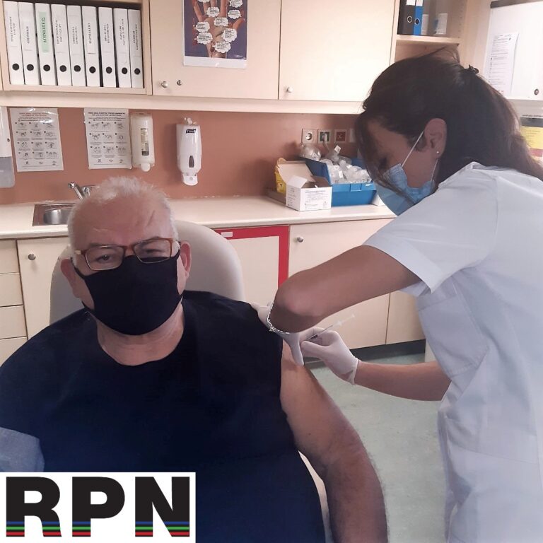 Εμβολιάστηκε και ο Γεράσιμος Βουδούρης δίνοντας το καλό παράδειγμα σε όλη την Ραφήνα!