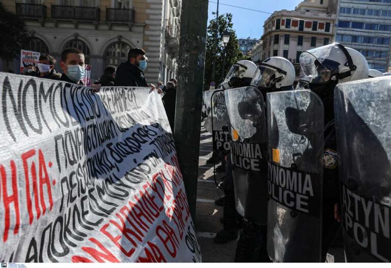 Αθήνα: Επεισόδια με ρίψη χημικών και εμφάνιση του Αίαντα  στη συγκέντρωση των φοιτητών