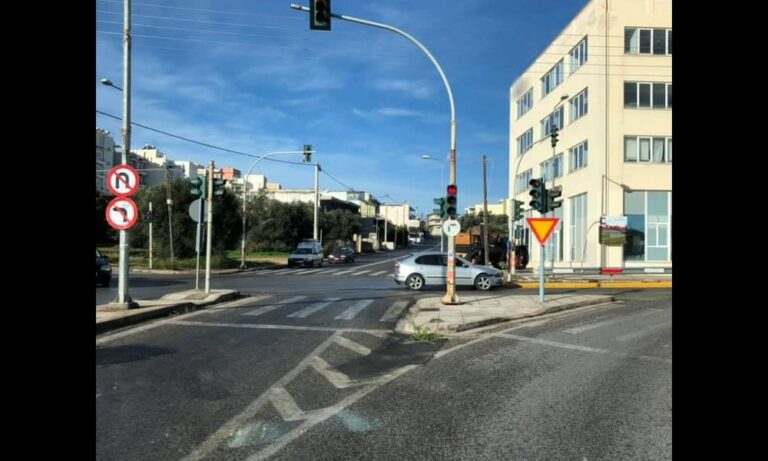 Ατύχημα έξω από το Δημαρχείο Σπάτων