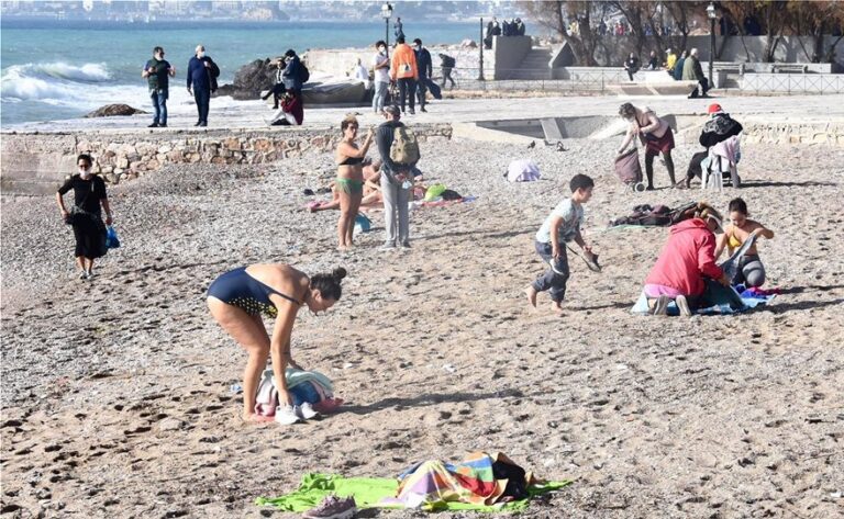Γέμισαν κόσμο Φλοίσβος και Καβούρι – Εικόνες που δεν θυμίζουν καθόλου lockdown