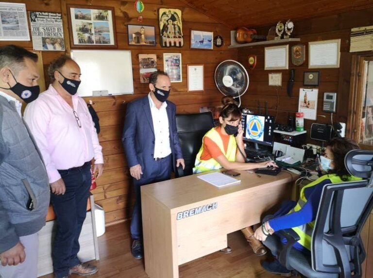 Η Πολιτική Προστασία του δήμου Ραφήνας-Πικερμίου μεταφέρει τους ανθρώπους που δεν έχουν την δυνατότητα σε εμβολιαστικά κέντρα