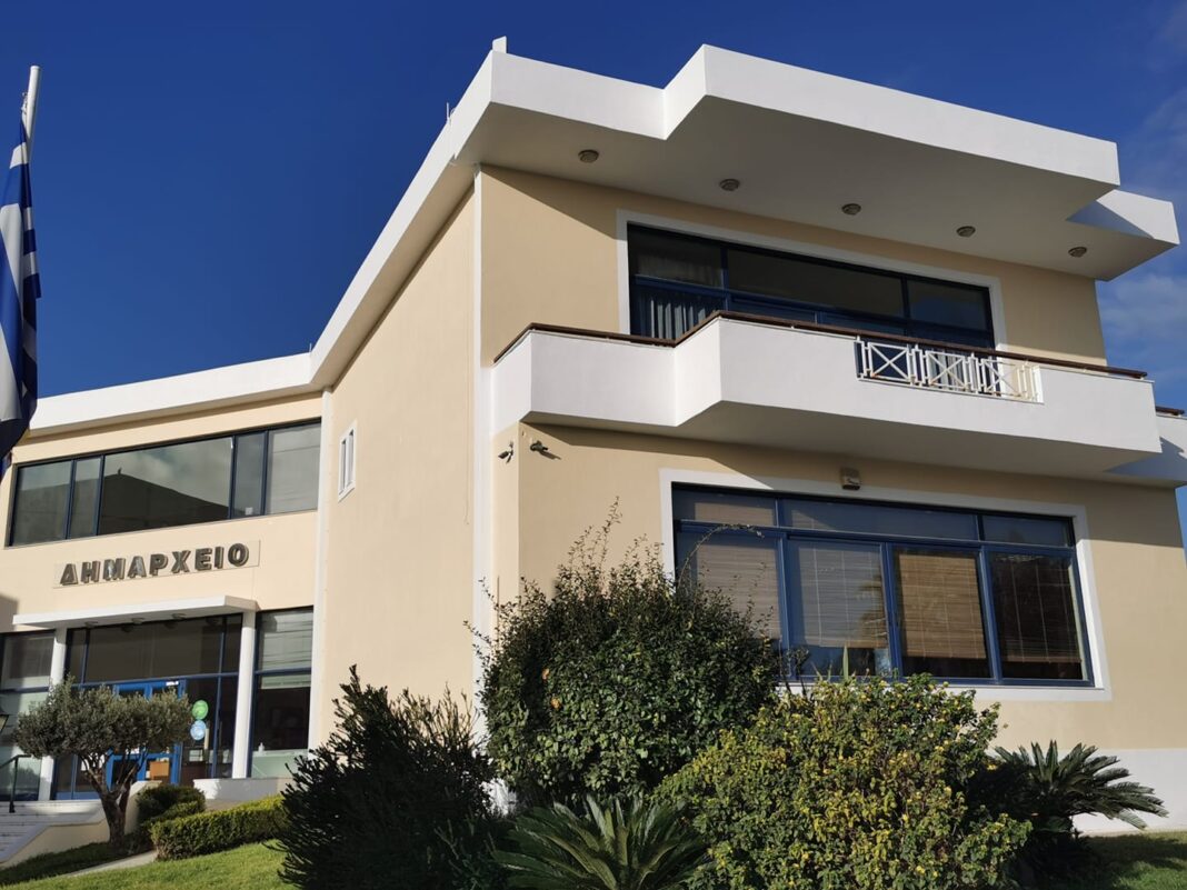 Ομορφαίνει το Δημαρχείο της Ραφήνας. Ποιος αντιδρά;