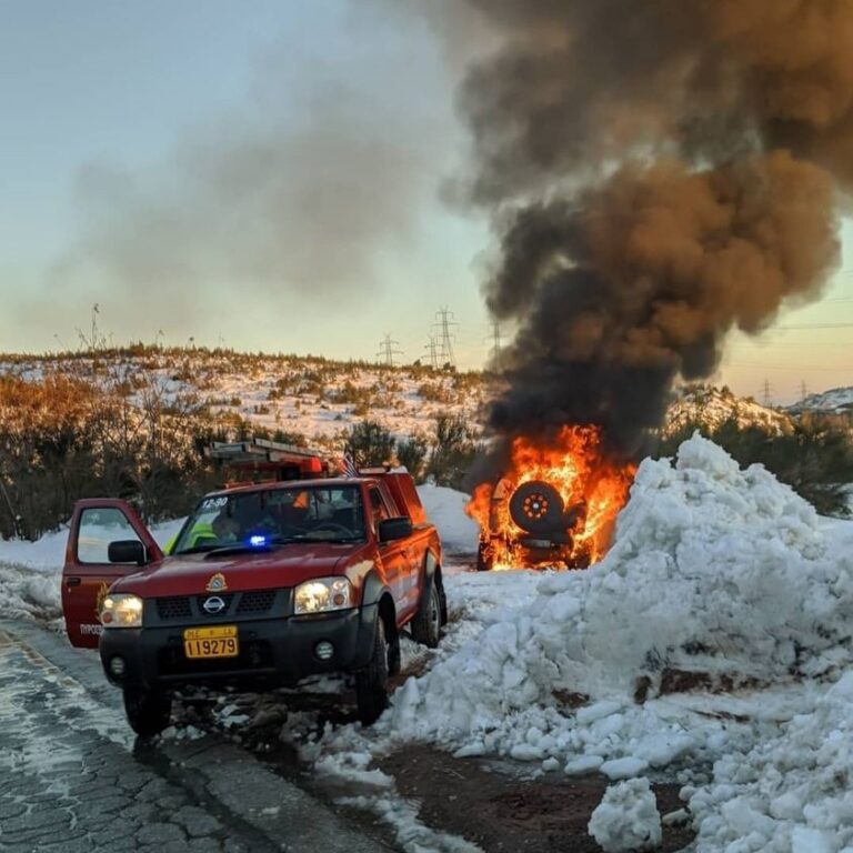 Φωτιά πήρε αυτοκίνητο στην Πεντέλη