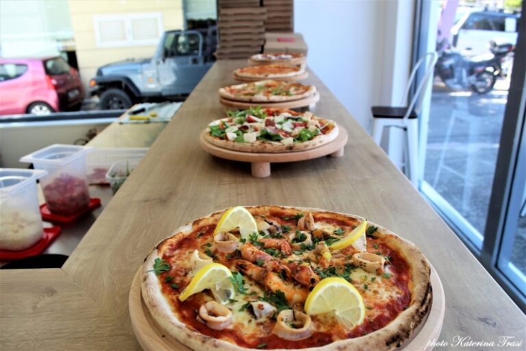 Η αυθεντική χειροποίητη Pizza di Napoli τώρα μόνο στο Πικέρμι!