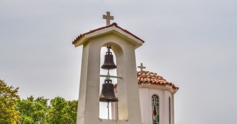 Μυτιλήνη: Κεκλεισμένων των θυρών η λειτουργία στην εκκλησία που φυλάσσονται τα λείψανα του Aγίου Βαλεντίνου