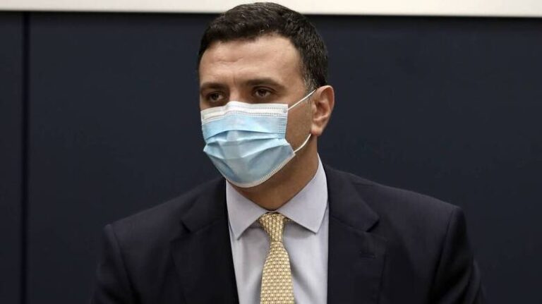 “Ξήλωσε” τον υπεύθυνο του Κέντρου Υγείας ο Κικίλιας μετά το σκάνδαλο με τον παράτυπο εμβολιασμό