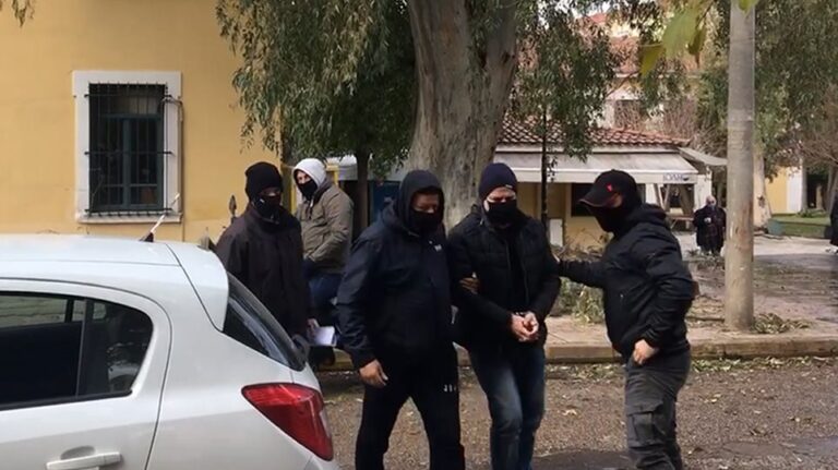 Δημήτρης Λιγνάδης: Στην ανακρίτρια με χειροπέδες κατηγορούμενος για βιασμό κατά συρροή(βίντεο)