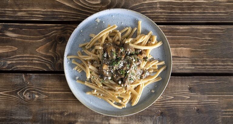 Η συνταγή της ημέρας: Σκιουφιχτά καρμπονάρα με βασιλομανίταρα