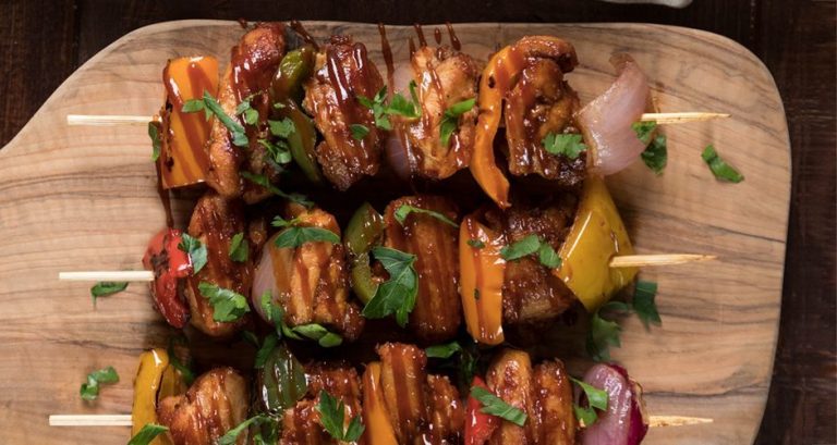 H συνταγή της ημέρας: Κοτόπουλο σουβλάκι με σάλτσα μπάρμπεκιου