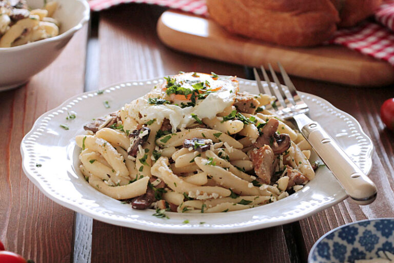 Σκιουφικτά με αβγό και σύγκλινο, γιαουρτλού κεμπάπ το Σάββατο στην ΚΑΤΣΑΡΟΛΑ!