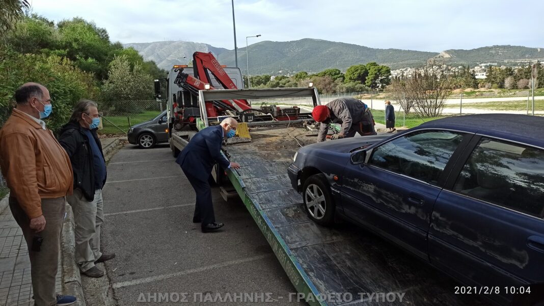 Ο Δήμος Παλλήνης μαζεύει τα εγκαταλελειμμένα οχήματα