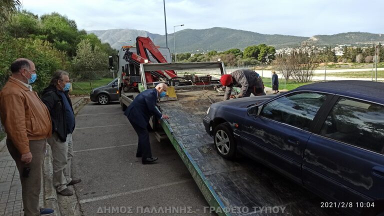Ο Δήμος Παλλήνης μαζεύει τα εγκαταλελειμμένα οχήματα