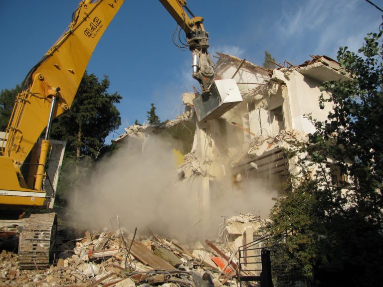 «Παγώνουν» με νέα τροπολογία για οκτώ μήνες οι κατεδαφίσεις σε όλη τη χώρα
