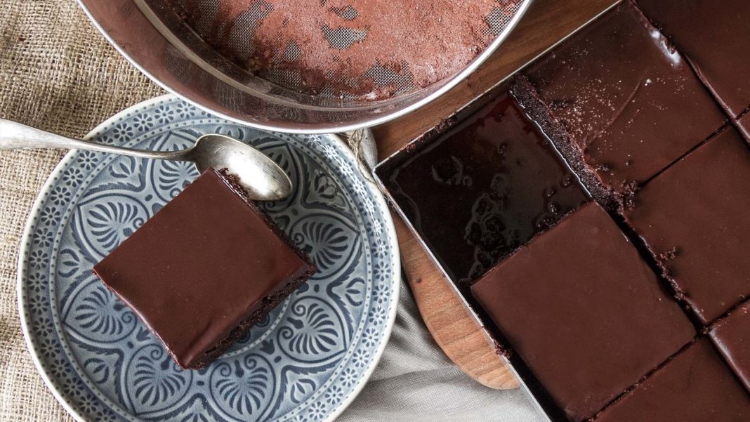 Η συνταγή της ημέρας: Σιροπιαστή σοκολατόπιτα