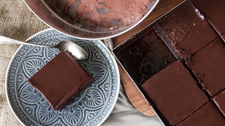 Η συνταγή της ημέρας: Σιροπιαστή σοκολατόπιτα