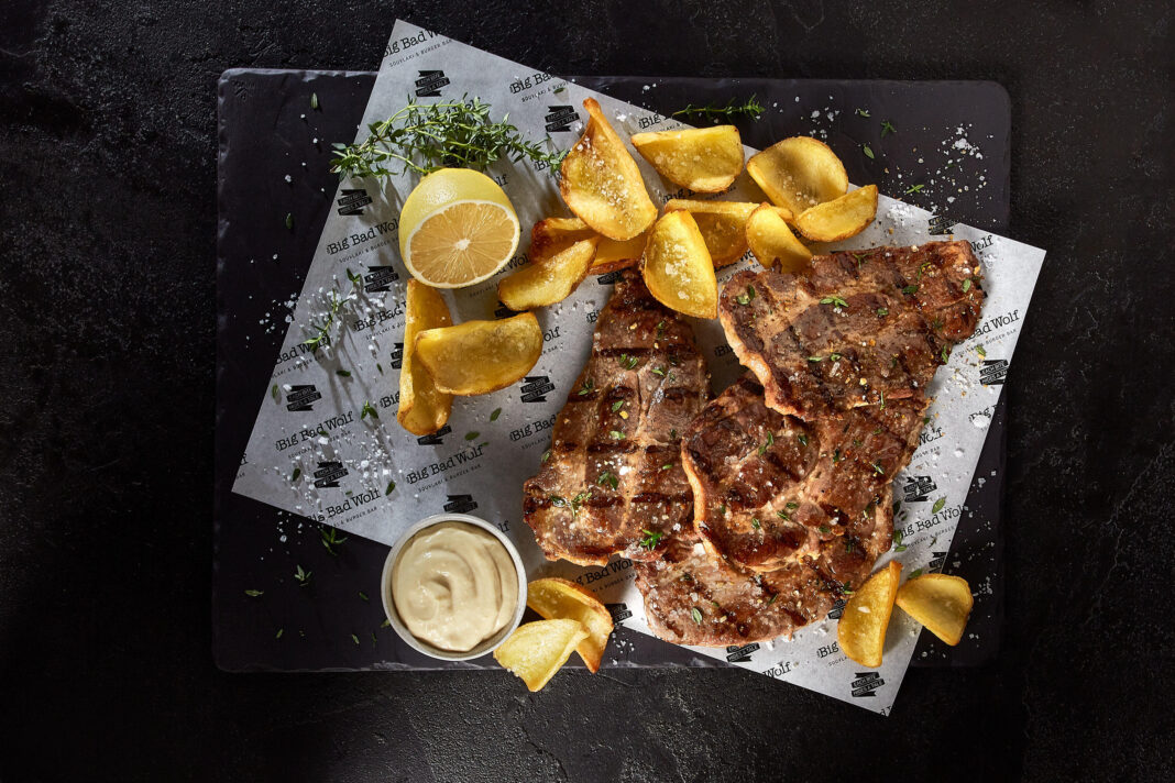 Μπριζολάκια χοιρινά και λαχταριστή πάβλοβα το Σάββατο στην ΚΑΤΣΑΡΟΛΑ!