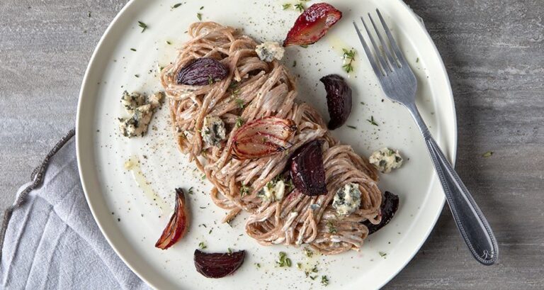 Η συνταγή της ημέρας: Μακαρονάδα με παντζάρια και σάλτσα ροκφόρ