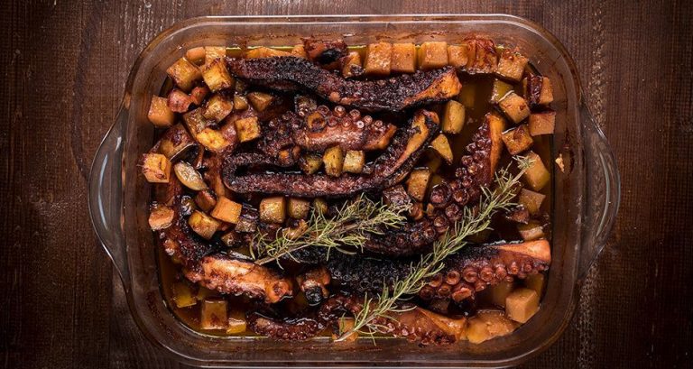 H συνταγή της ημέρας: Χταπόδι κοκκινιστό στον φούρνο