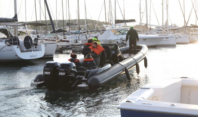 Αυτοκίνητο έπεσε σε βραχώδη θαλάσσια περιοχή στο Λαύριο
