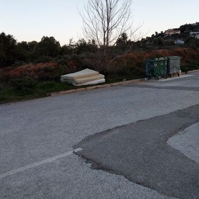 Ούτε ένα, ούτε δύο αλλά τρία στρώματα πέταξαν δίπλα σε κάδο στο Ντράφι!