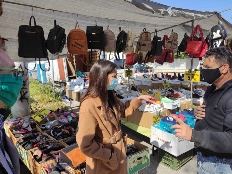 Επίσκεψη βουλευτού Μαρίας Απατζίδη στη λαϊκή αγορά της Ραφήνας