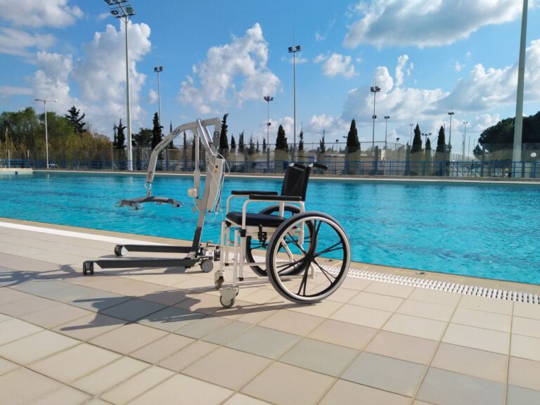 Σημαντικές δωρεές για τα άτομα με κινητικά προβλήματα από τον Ν.Σταθόπουλο στο κολυμβητήριο της Νέας Μάκρης