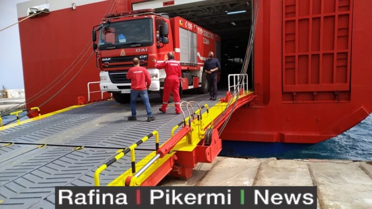 Ενισχύονται οι πυροσβεστικές δυνάμεις: Έφυγαν από τη Ραφήνα 10 πυροσβεστικά οχήματα για Άνδρο(φωτο)