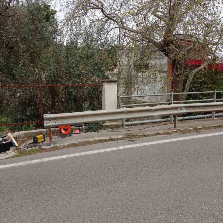 Επισκευάστηκαν οι μπάρες προστασίας στο γεφυράκι στη διασταύρωση Ραφήνας