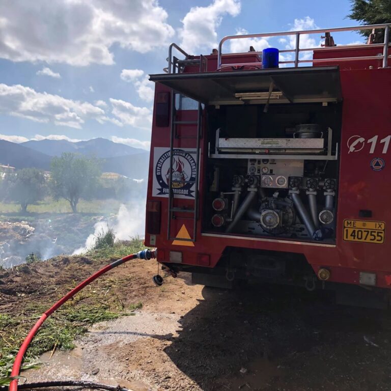 Οι εθελοντές του Πυροσβεστικού Σώματος Ν.Βουτζά σε φωτιά στον Μαραθώνα
