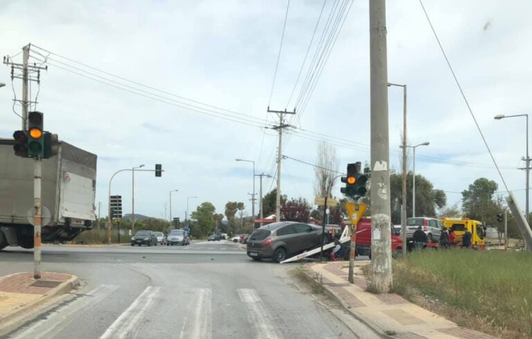 Τροχαίο ατύχημα στο Κέντρο Υγείας Σπάτων