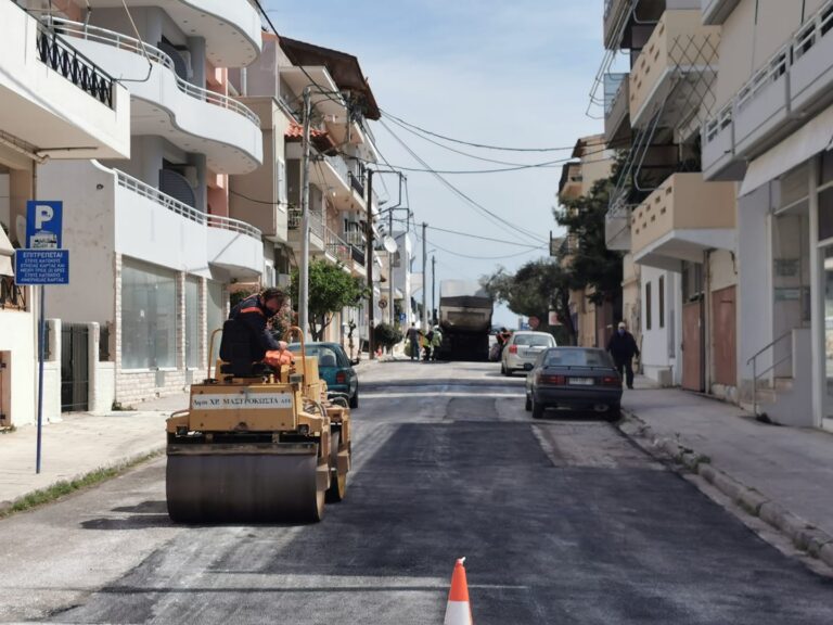 Επιδιόρθωση δρόμων στη Ραφήνα