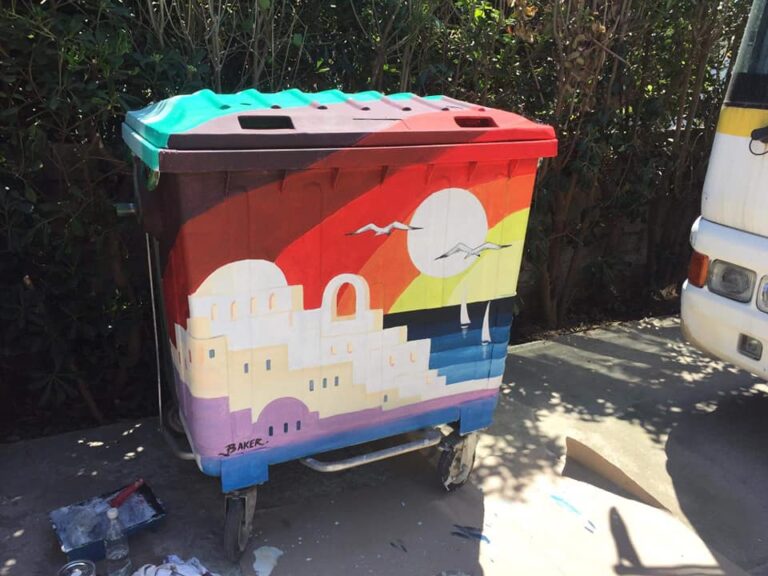 Οι κάδοι σκουπιδιών αποκτούν εικόνα και χρώμα στη Ραφήνα