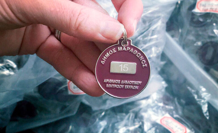 Η Zero Stray Pawject δώρισε 2000 κονκάρδες για τσιπαρισμένους και δηλωμένους σκύλους στον Δήμο Μαραθώνος